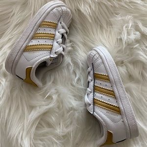 💎Toddler white/gold adidas shell toe shoe size 5